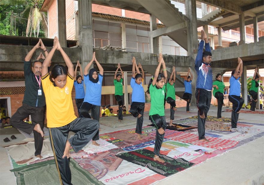 yogaday-staff_with_students-image