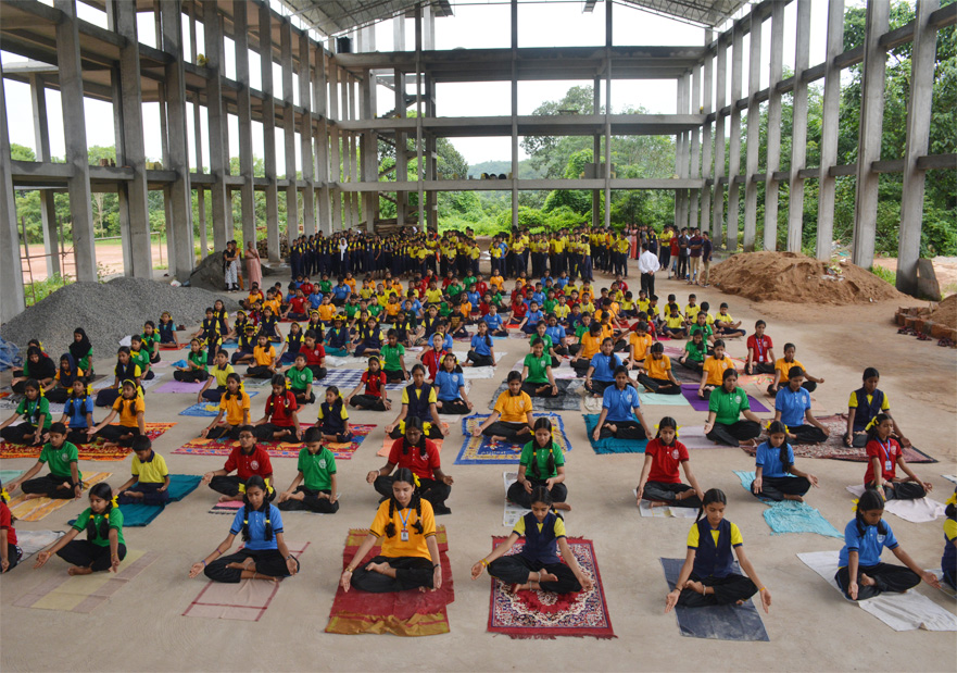 yogaday-students-learning-image